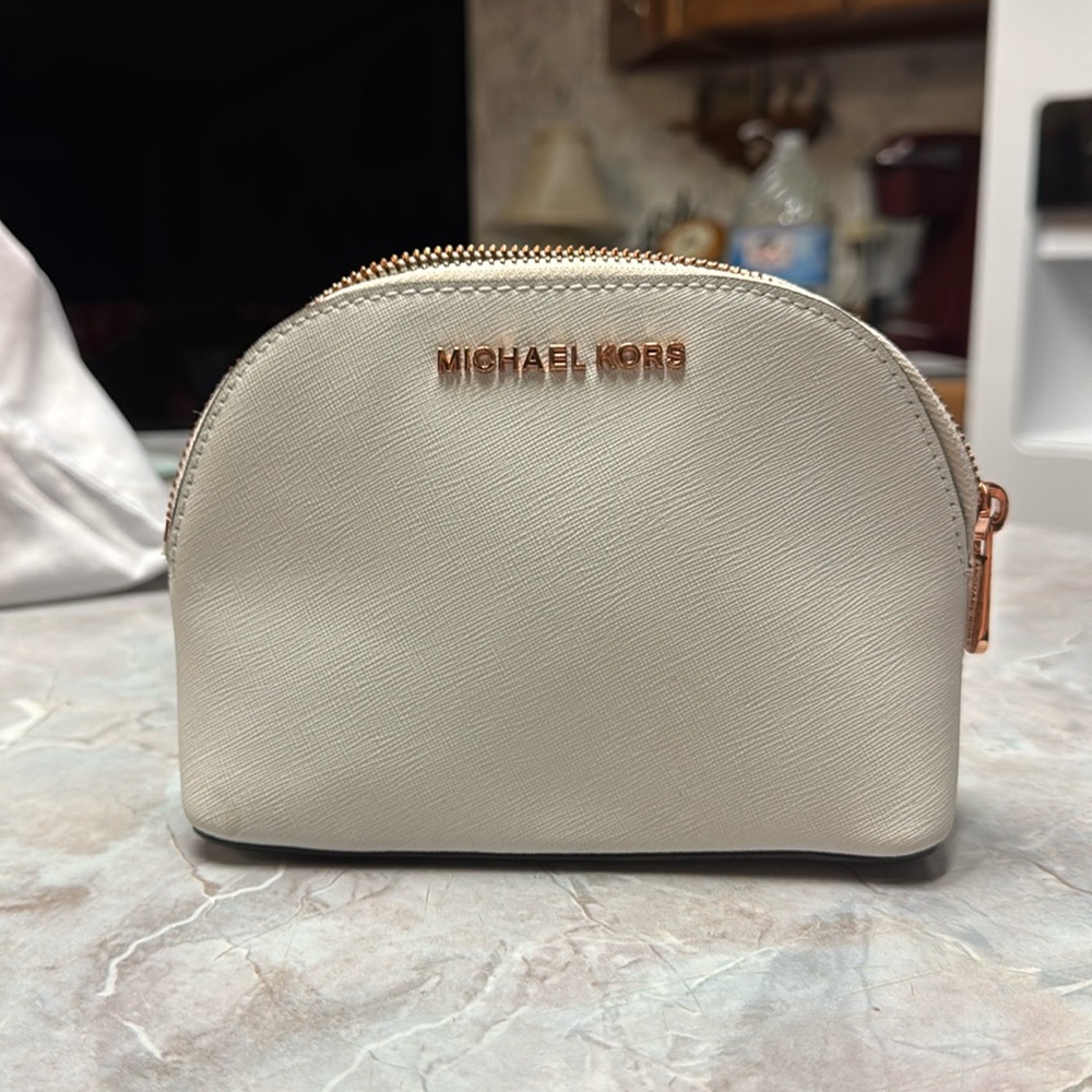 Like new Michael Kors cosmetic case. White in color. I believe it’s med size.